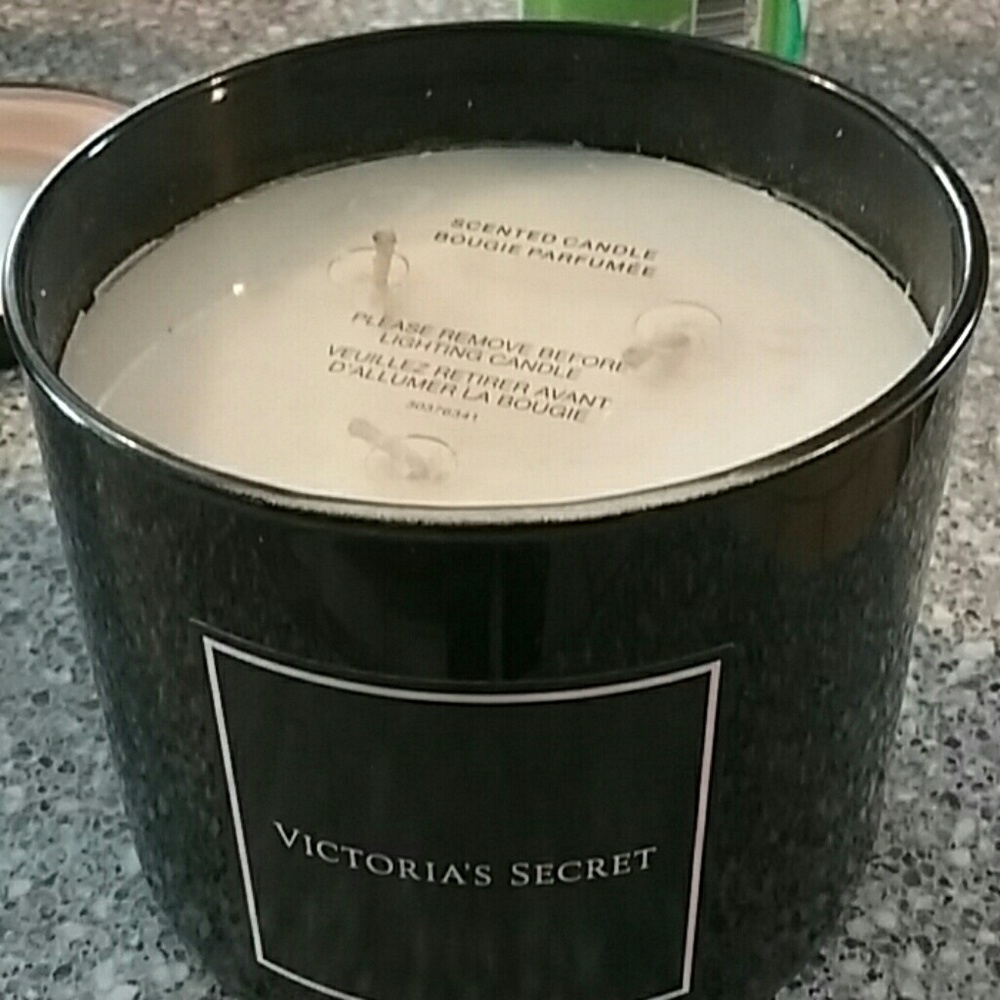 Victoria's Secret Bombshell Candle *HTF* 14.5 Oz